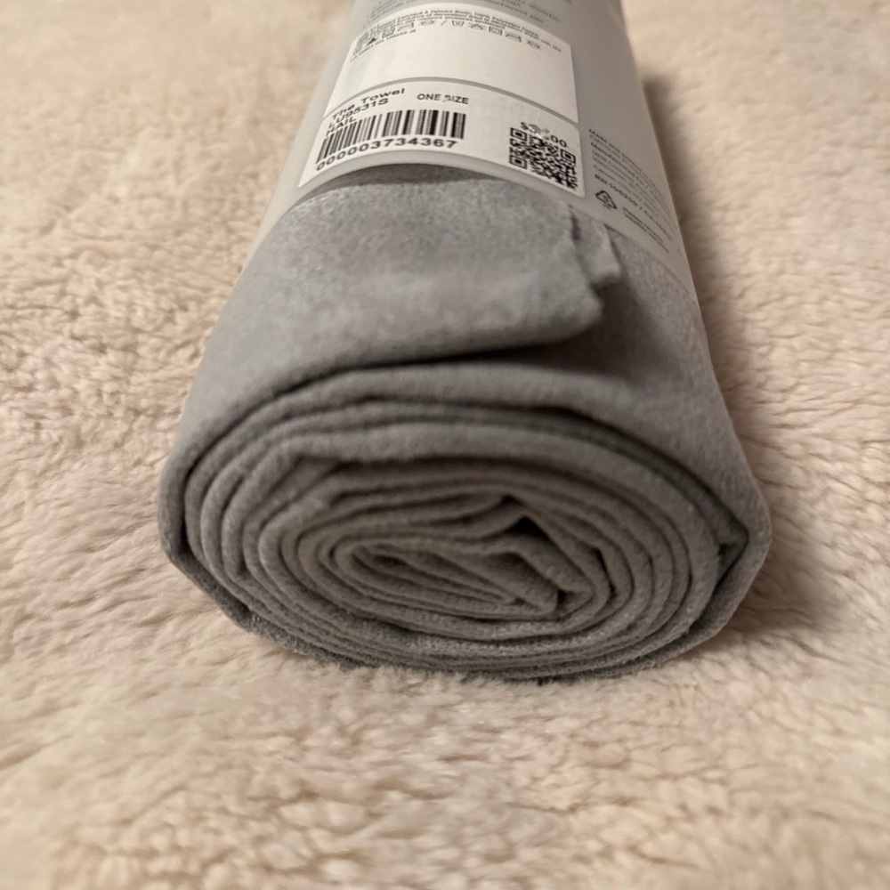 NWT Lululemon The Towel - Picture 8 of 8